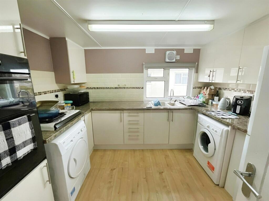 2-bed caravan on Court Farm Road, Newhaven, East Sussex, £170,000