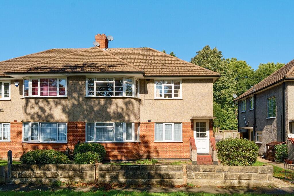 2-bed flat on Wickham Road, Shirley, Croydon, CR0, £350,000