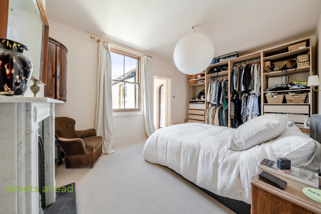 House in London, Thornton Heath - More