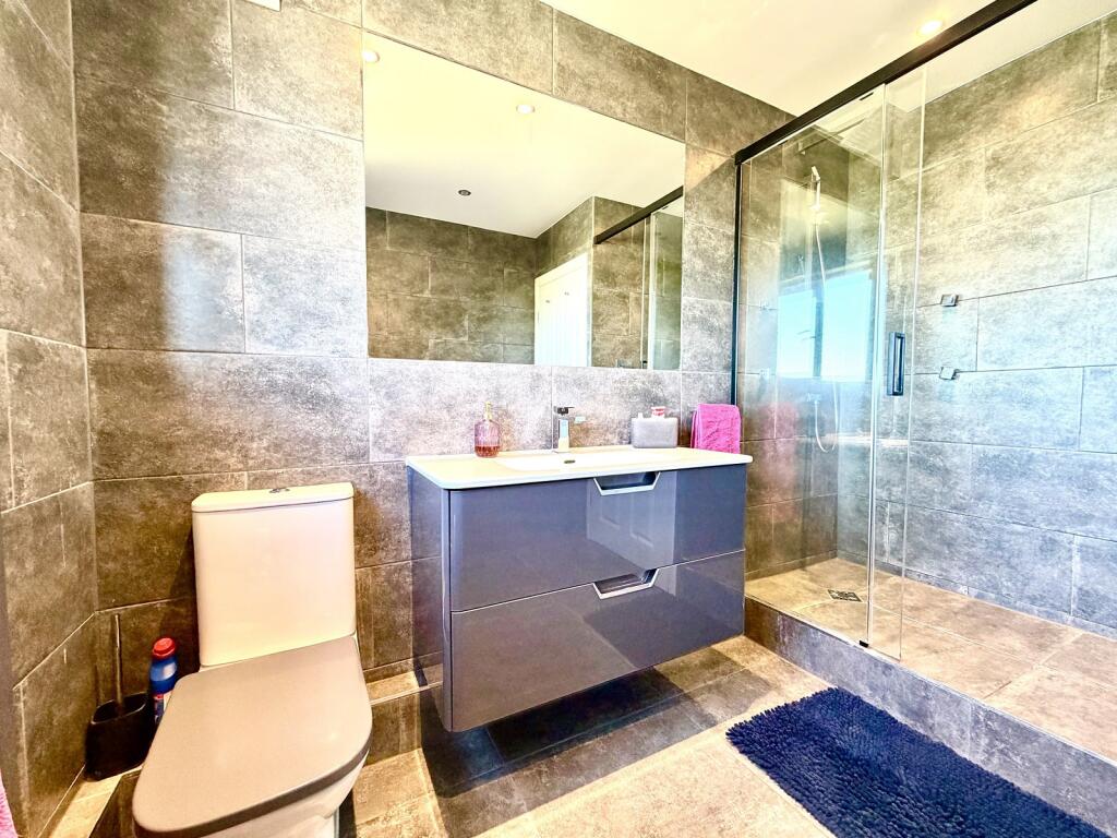 House in London, Royal Borough of Kingston upon Thames - View 4