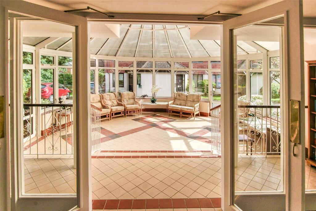 Hartford Court, Hartley Wintney, Hampshire, RG27 photo 4