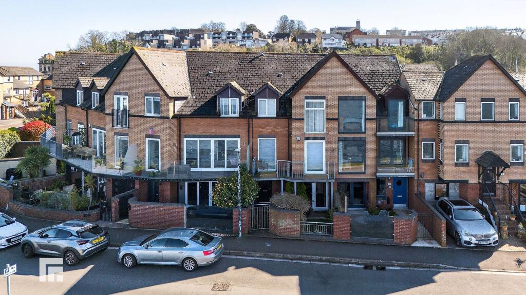 4-bed flat on Plas Taliesin, Penarth, CF64, £600,000