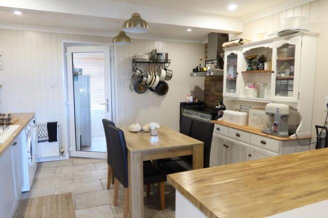 KITCHEN/DINING ROOM: