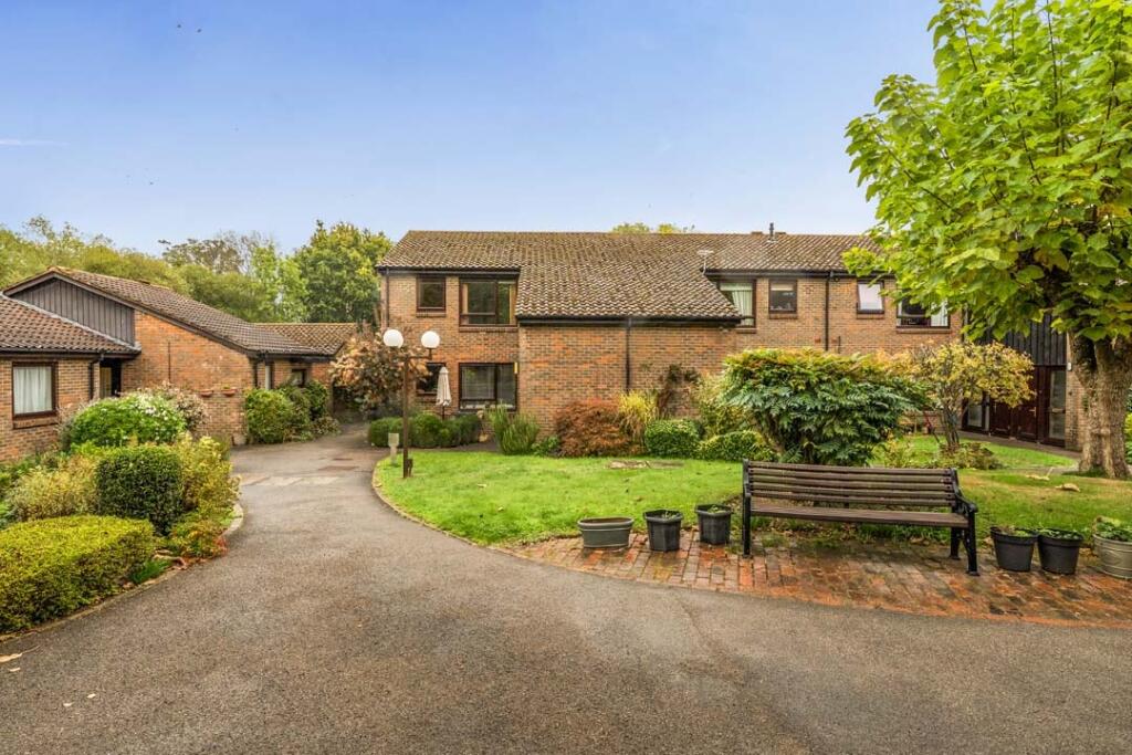 2-bed house on Abbey Close, Elmbridge Village, Cranleigh, GU6, £155,000