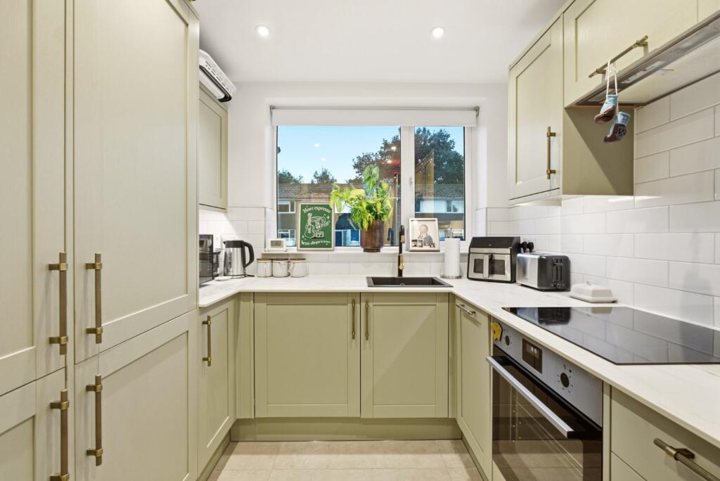 Apartment in St Albans, St Stephen - More