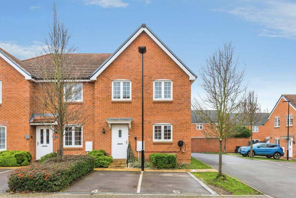 3-bed semi-detached on Markus Avenue, Thame, £186,000