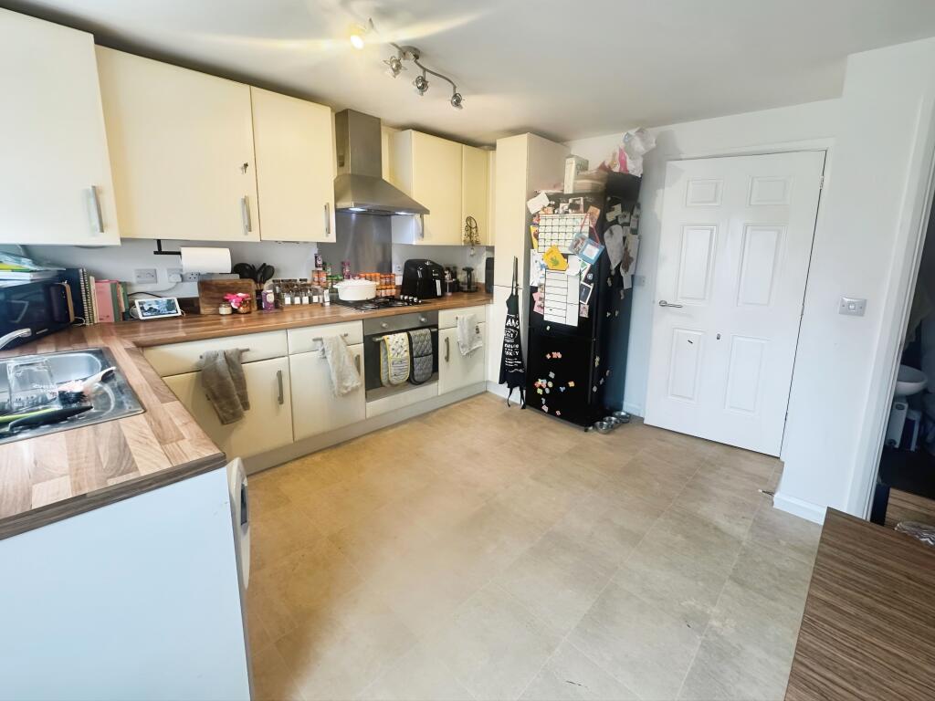 Windsor Avenue, Walton, Peterborough, PE4 photo 2