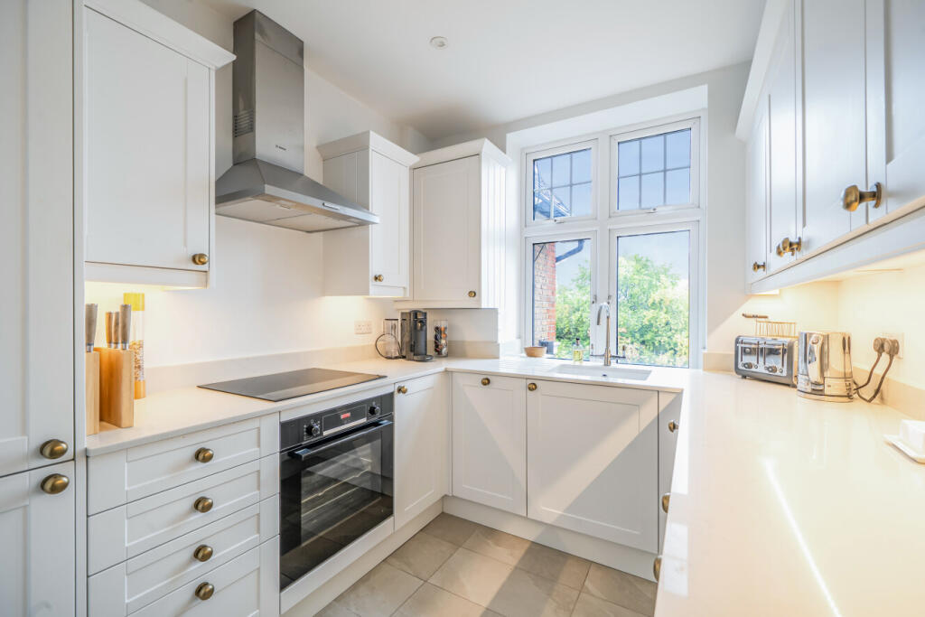 Finchley Road, Hampstead, London, NW3 photo 3