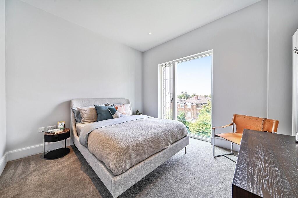 Apartment in Elmbridge, Cobham - More