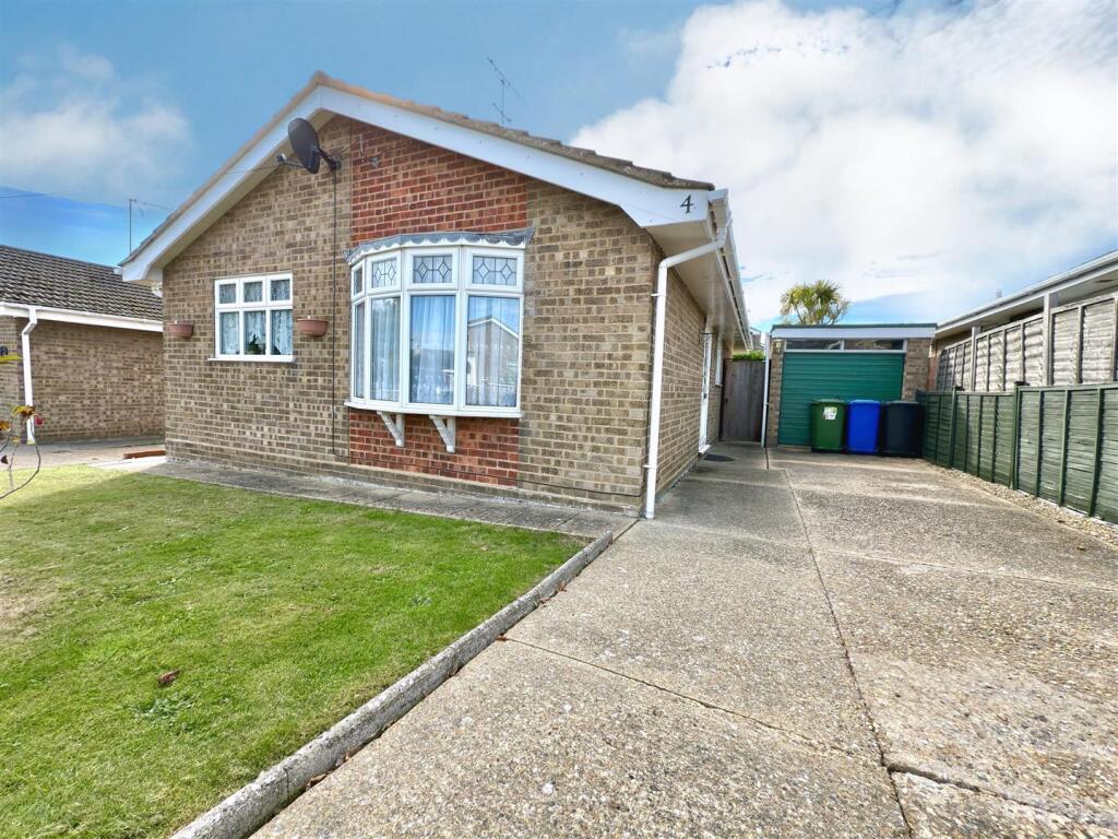3-bed bungalow on Grampian Way, Oulton Broad, Lowestoft, Suffolk, £250,000