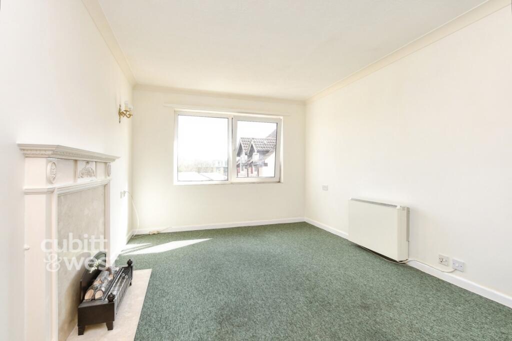 Apartment in Reigate and Banstead, Surrey - View 2