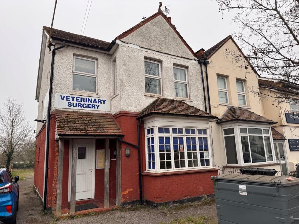 Main image of property: 31 London Road, Wickford, SS12 0AW