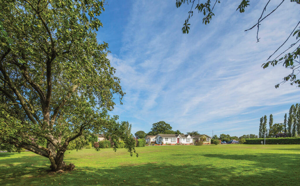 Kings Langley, Hertfordshire, WD4 photo 3