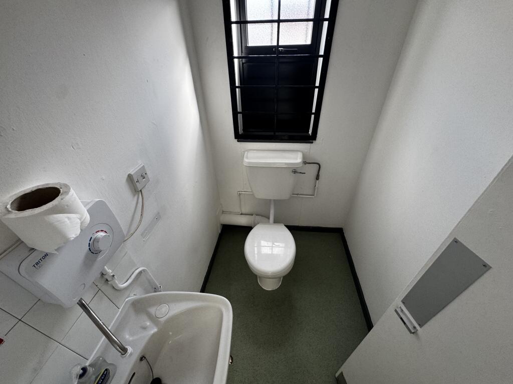 TOILET 2