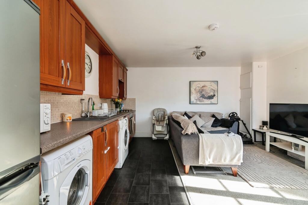 Apartment in Gedling, Nottinghamshire - More