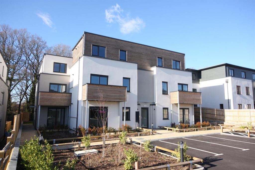 2-bed apartment on Victoria Road, Burgess Hill, £295,000