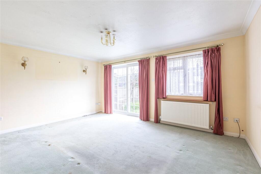 Sayes Court Farm Drive, Addlestone, KT15 photo 4