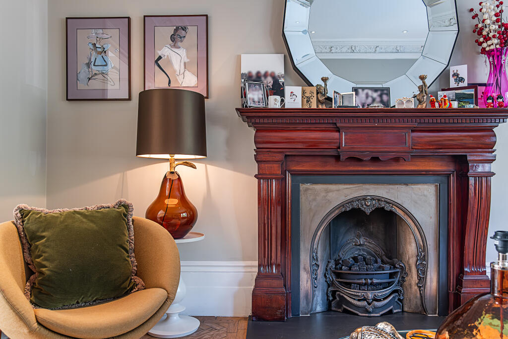 House in Kingston upon Thames - More