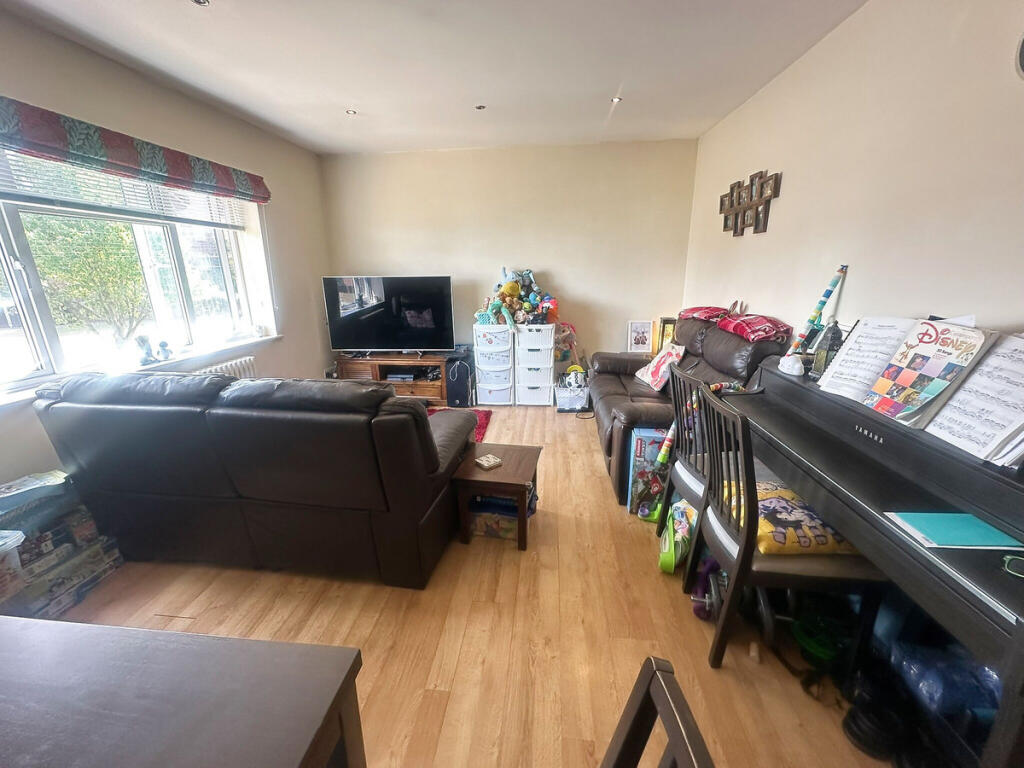 Apartment in Morden, Lower Morden - More