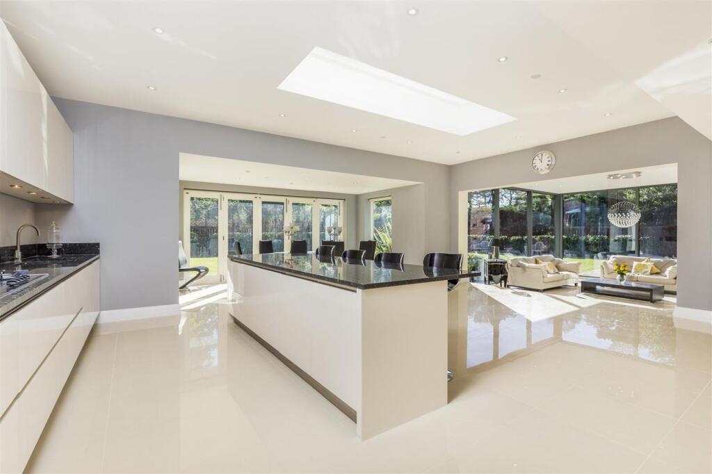 House in London, Royal Borough of Kingston upon Thames - More
