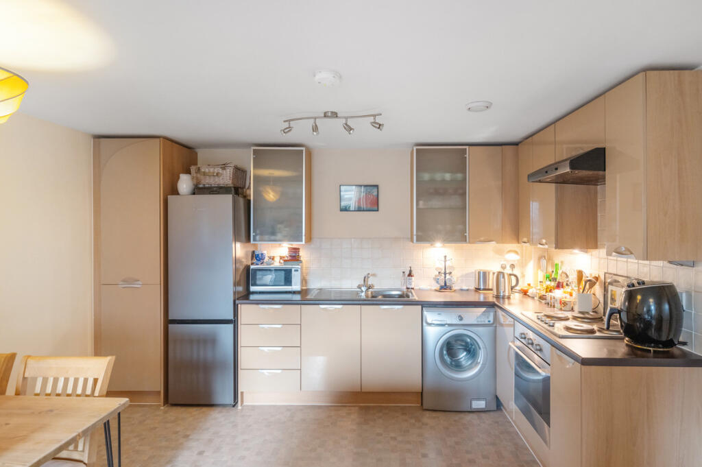Lanadron Close, Isleworth, TW7 photo 3