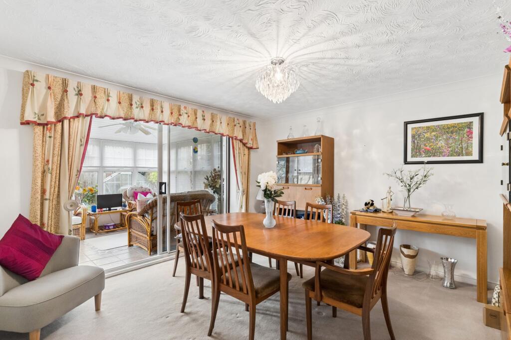 Mossman Drive, Caddington, LU1 photo 3