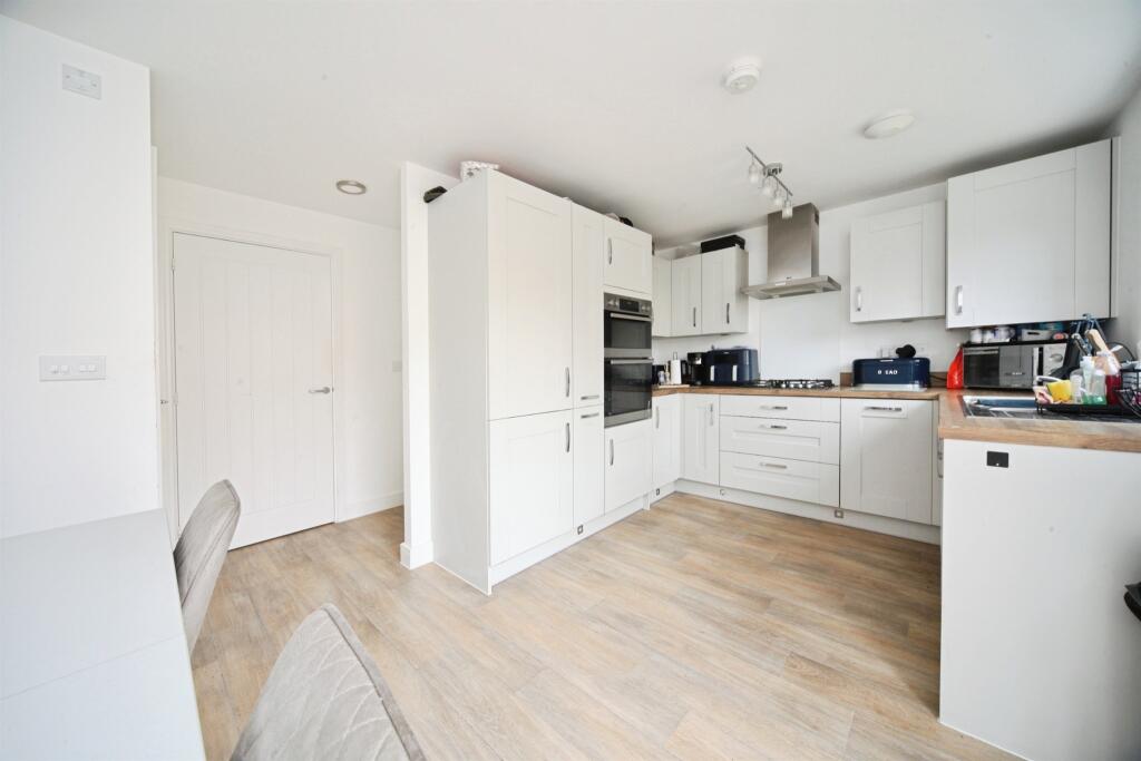House in Houghton Regis, Central Bedfordshire - View 5