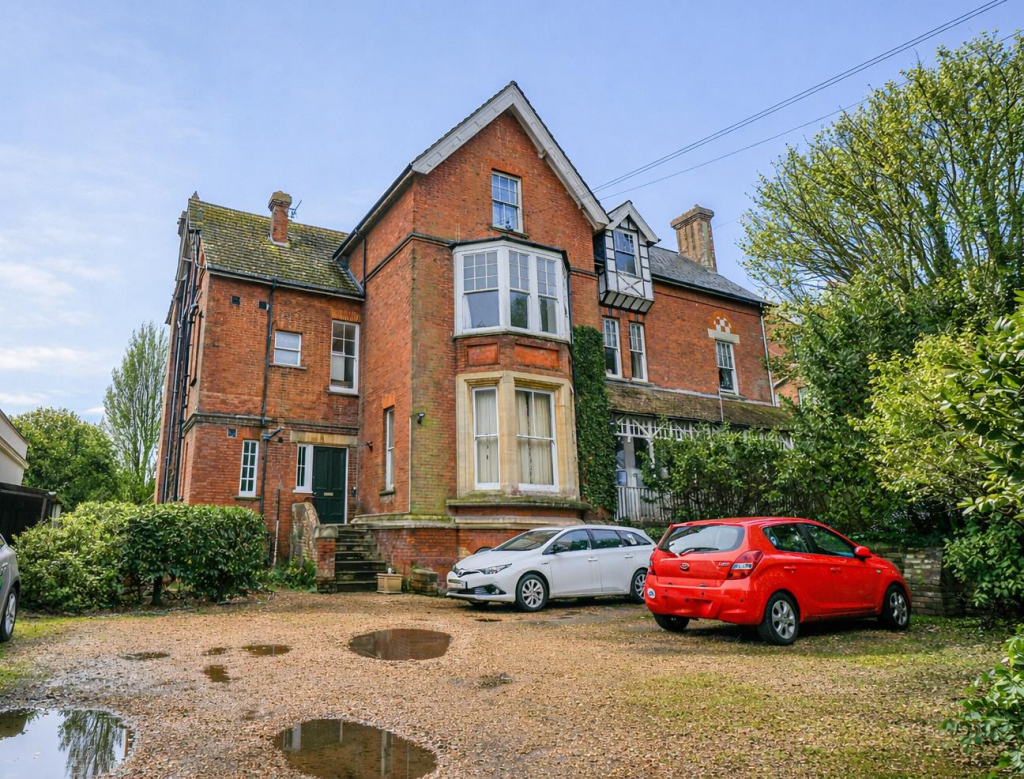 2-bed flat on Upper Maze Hill, St Leonards-On-Sea, £250,000