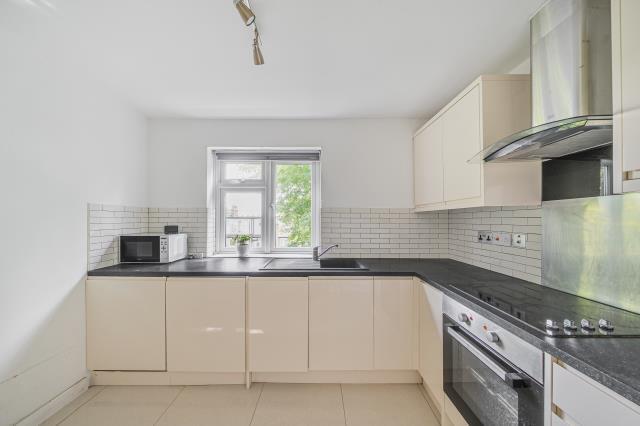 Apartment in London, Fallow Corner - View 5
