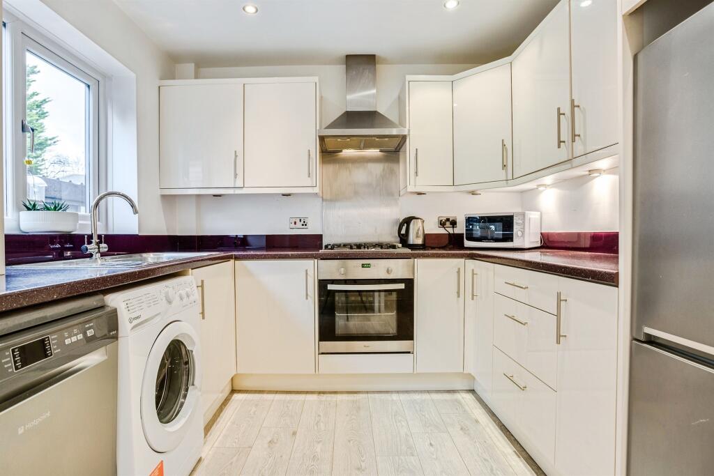 Fernleigh Court, WAKEFIELD photo 3