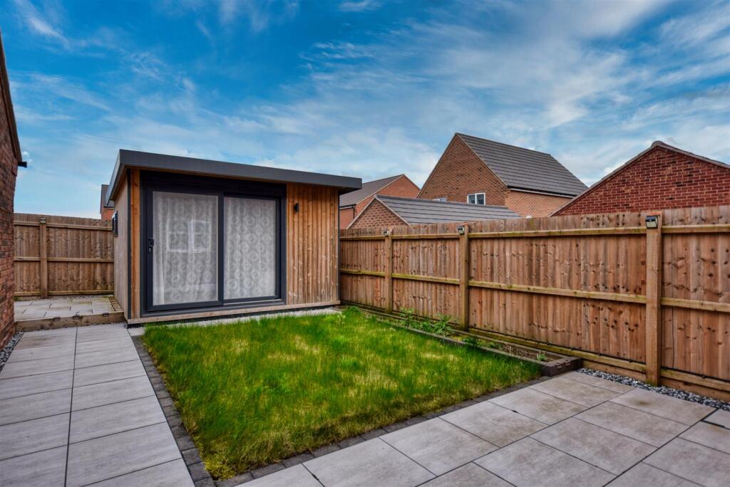Hallam Drive, Radcliffe-On-Trent, Nottingham photo 2