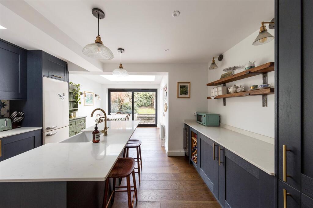 House in London, Highams Park - View 3
