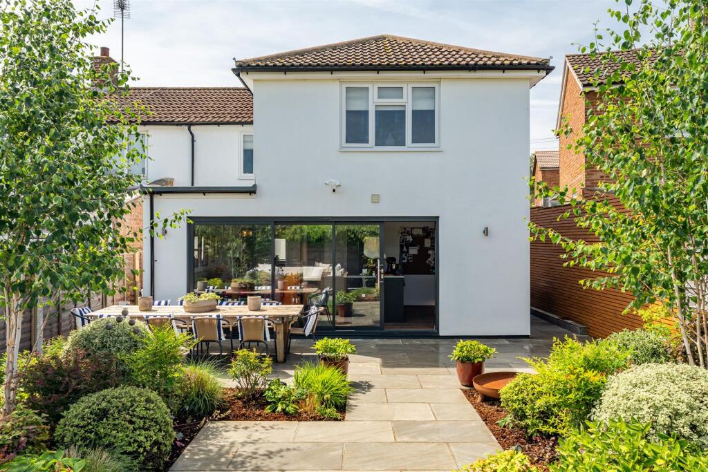 House in Welwyn Hatfield, Wilshere Park, Welwyn - View 2