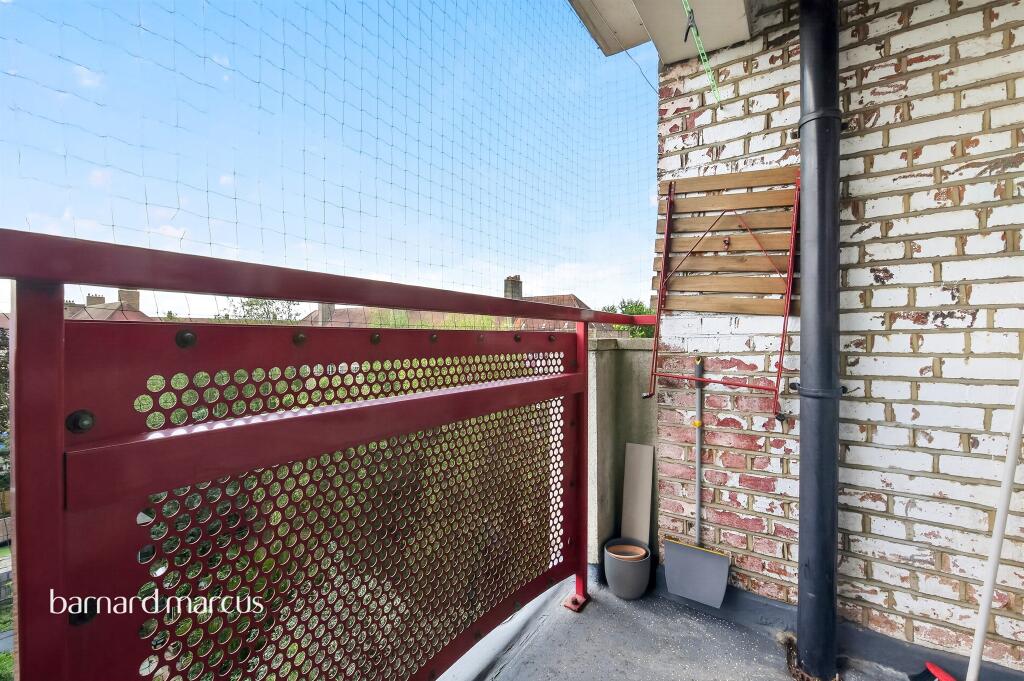 Apartment in London, Bells Gardens Estate, Peckham - View 3