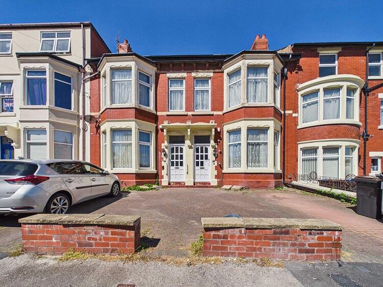 Studio flat on 22-24 Knowle Avenue, Blackpool, FY2 9RX, £395,000