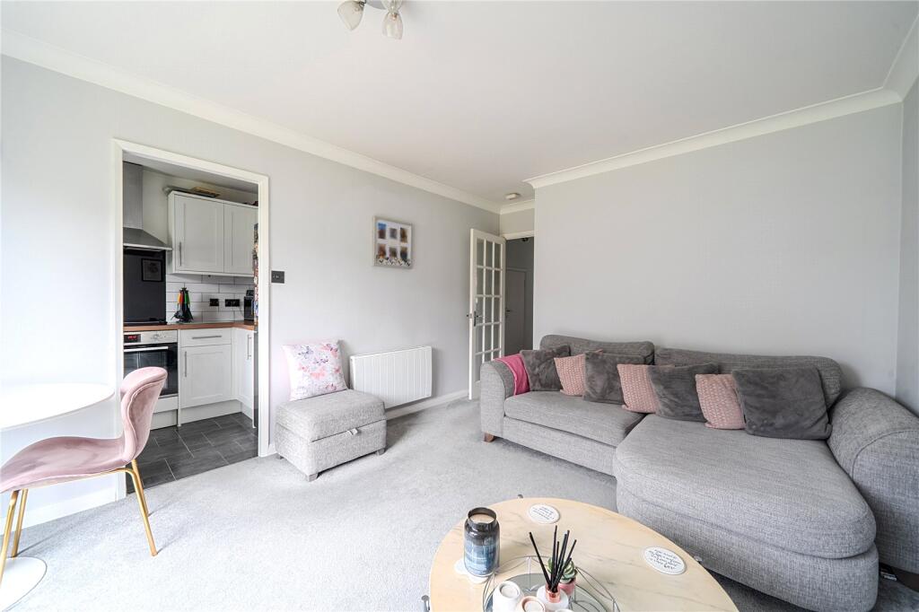 Apartment in Walton-on-Thames, Surrey - More