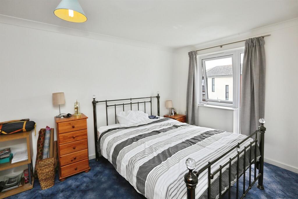 Apartment in Gosport, Hampshire - More