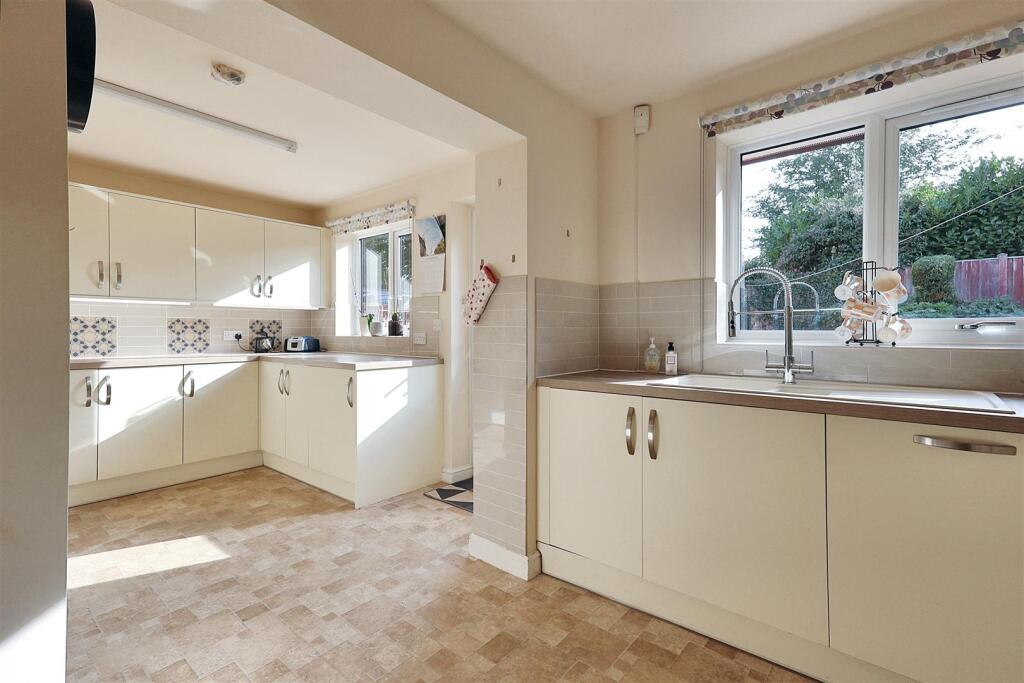 Marshall Close, Calverton, Nottingham photo 4