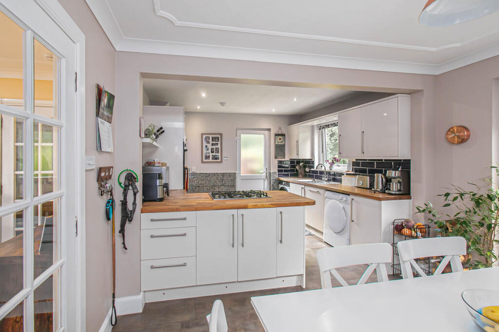 House in Glenrothes, Leslie Parks - More