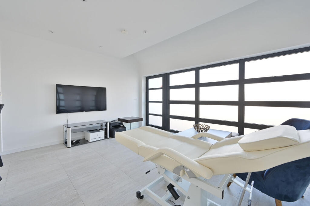 House in Watford - View 5