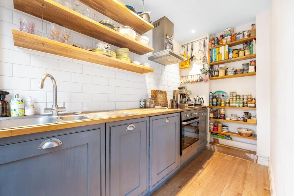Apartment in London, Blenheim Gardens Estate, Brixton - View 4