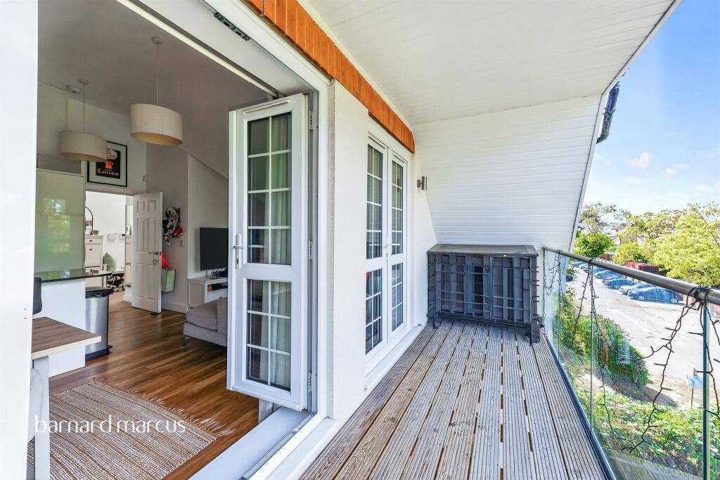 Apartment in Kingston upon Thames - View 4