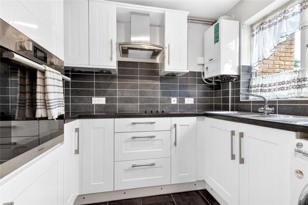 Queens Pine, Bracknell, Berkshire, RG12 photo 3