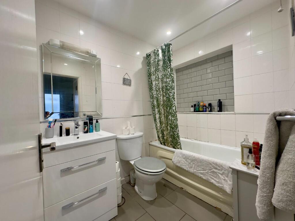 House in Northampton NN2, Kingsthorpe - More