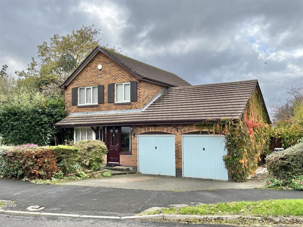 4-bed detached on Hathersage Drive, Glossop, £465,000
