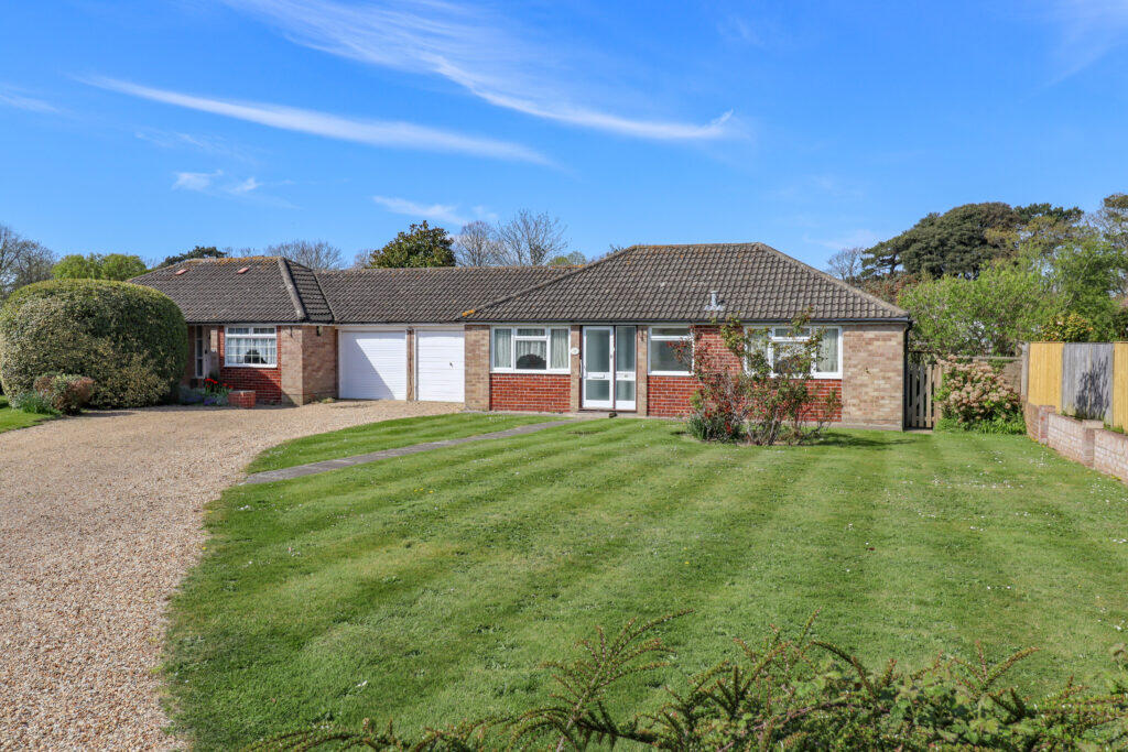 2-bed detached on Richmond Close, Hayling Island, £380,000