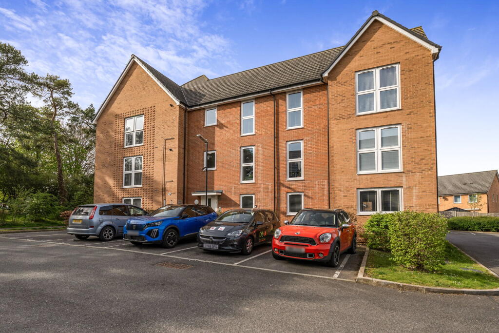 2-bed flat on Bramshott House, Blackmoor Drive Basingstoke RG24 9QF, £270,000