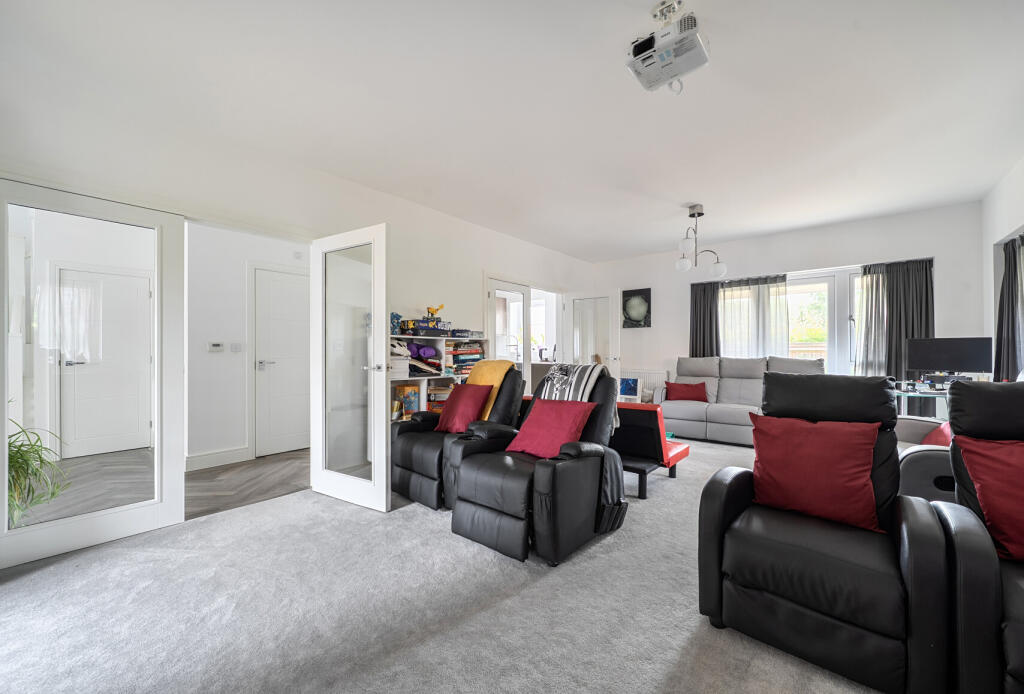House in Reigate and Banstead, Earlswood - More