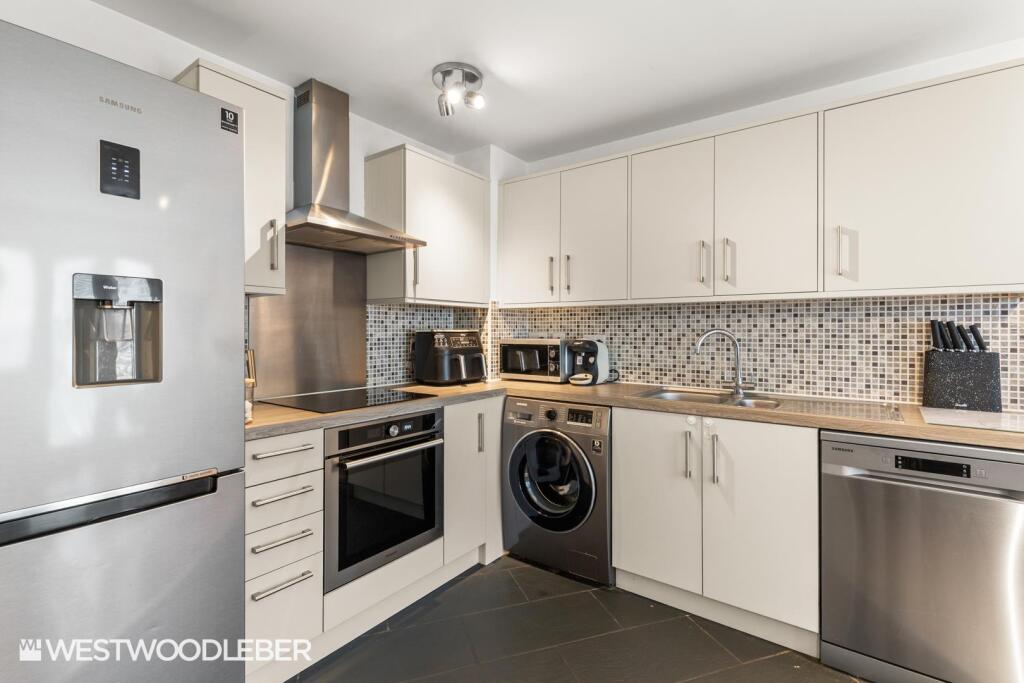 Waterfall Close, Hoddesdon | Ground Floor & Direct Access to Communal Gardens photo 2
