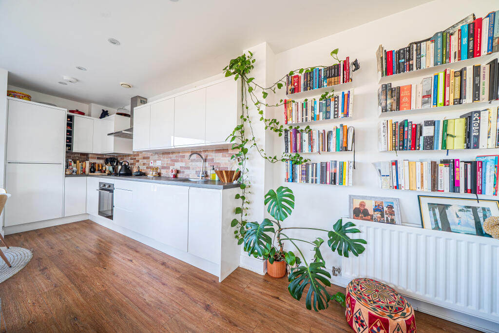 Apartment in Cambridge, Cambridgeshire - View 2